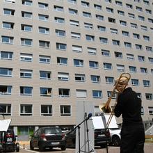 DRP-Blechbläser vor dem Winterberg Klinikum Saarbrücken (Foto: Mechthild Schneider)
