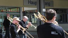 DRP-Blechbläser vor dem Winterberg Klinikum Saarbrücken (Foto: Mechthild Schneider)