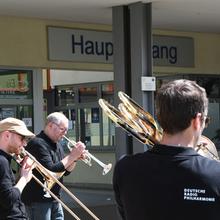 DRP-Blechbläser vor dem Winterberg Klinikum Saarbrücken (Foto: Mechthild Schneider)