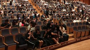 Der Saal füllt sich mit vielen jungen Konzertbesuchern (Foto: Christian Ignatzi)