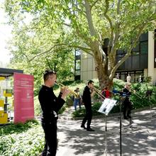 DRP-Blechbläser vor dem Westpfalzklinikum Kaiserslautern (Foto: Isabelle Girard)