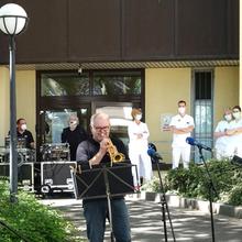DRP-Blechbläser vor dem Westpfalzklinikum Kaiserslautern (Foto: Isabelle Girard)