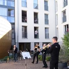 DRP-Blechbläser im Innenhof des Seniorenheims am Stadtpark in Kaiserslautern (Foto: Isabelle Girard)