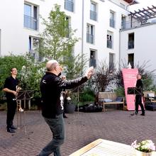 DRP-Blechbläser vor dem Westpfalzklinikum Kaiserslautern (Foto: Isabelle Girard)