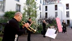 DRP-Blechbläser im Innenhof des Seniorenheims am Stadtpark in Kaiserslautern (Foto: Isabelle Girard)