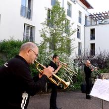 DRP-Blechbläser im Innenhof des Seniorenheims am Stadtpark in Kaiserslautern (Foto: Isabelle Girard)