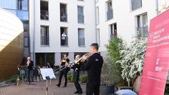 DRP-Blechbläser im Innenhof des Seniorenheims am Stadtpark in Kaiserslautern (Foto: Isabelle Girard)