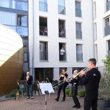 DRP-Blechbläser im Innenhof des Seniorenheims am Stadtpark in Kaiserslautern (Foto: Isabelle Girard)