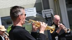 DRP-Blechbläser vor dem Winterberg Klinikum Saarbrücken (Foto: Mechthild Schneider)