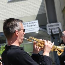 DRP-Blechbläser vor dem Winterberg Klinikum Saarbrücken (Foto: Mechthild Schneider)