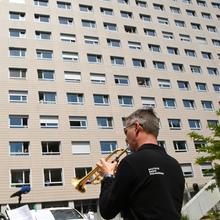 DRP-Blechbläser vor dem Winterberg Klinikum Saarbrücken (Foto: Mechthild Schneider)