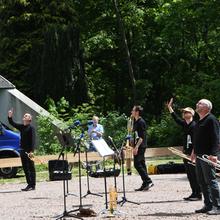 DRP-Blechbläser vor dem Winterberg Klinikum Saarbrücken (Foto: Mechthild Schneider)