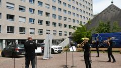 DRP-Blechbläser vor dem Winterberg Klinikum Saarbrücken (Foto: Mechthild Schneider)