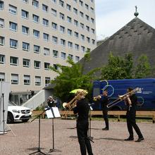 DRP-Blechbläser vor dem Winterberg Klinikum Saarbrücken (Foto: Mechthild Schneider)