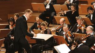 Christoph Poppen dirigiert die Deutsche Radio Philharmonie am 12. Dezember 2008 (Foto: DRP)