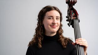 Antonia Weiß, Kontrabass (Foto: Jean m. Laffitau) Antonia Weiß, Kontrabass (Foto: Jean m. Laffitau)