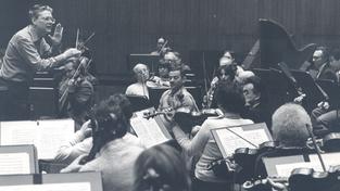 Dirigent Hans Zender bei einer Probe mit dem Rundfunk-Sinfonieorchester Saarbrücken (Foto: SR)