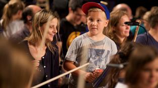 Kinder und Orchester (Foto: Astrid Karger)