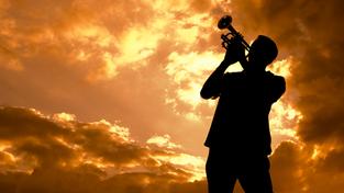 Mann bläst Trompete vor Sonnenuntergang. (Foto: SWR)